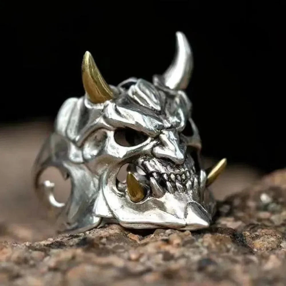 Anillo de calavera con máscara de Halloween