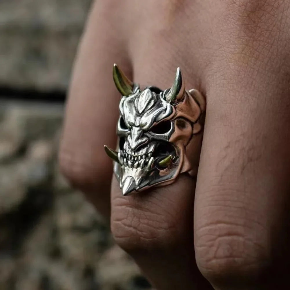 Anillo de calavera con máscara de Halloween