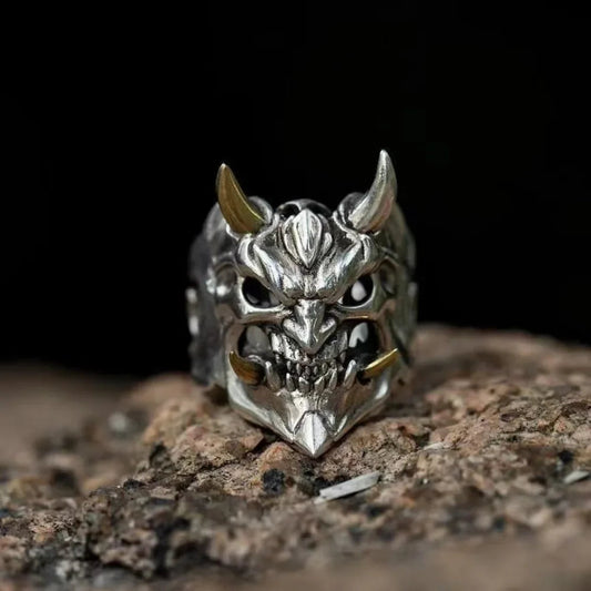 Anillo de calavera con máscara de Halloween