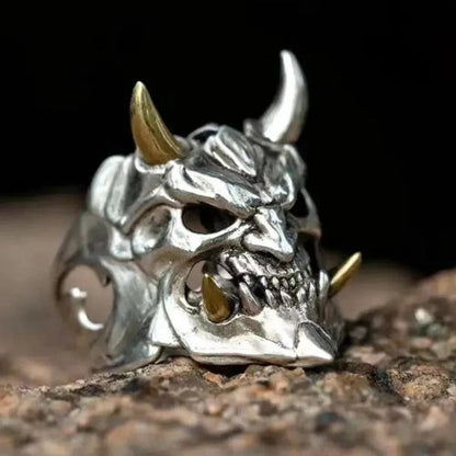 Anillo de calavera con máscara de Halloween