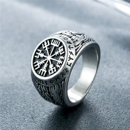 Anillo escandinavo con sello de runas vikingas